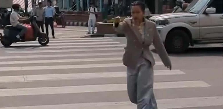 आशिका र ट्राफिक प्रहरीबीच थापाथलीमा विवाद