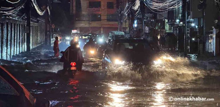 ललितपुरको खुमलटारमा भारी वर्षा, उपत्यकाका सडक जलमग्न