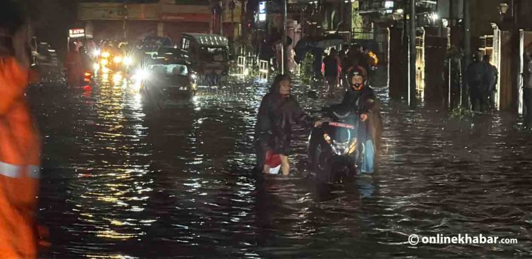 काठमाडौं उपत्यकामा भारी वर्षा, ठाउँ–ठाउँमा डुबान (तस्वीरहरू)