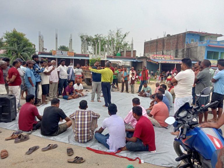 बयारपट्टीमा छोटी भन्सार फिर्ता आन्दोलन जारी, मुख्य गेटमा धर्ना
