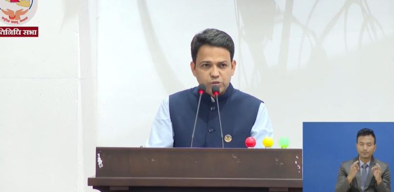 ननिदाइ बस्ने सांसदलाई सम्मान दिनुपर्ने स्थिति छ : विपिन आचार्य
