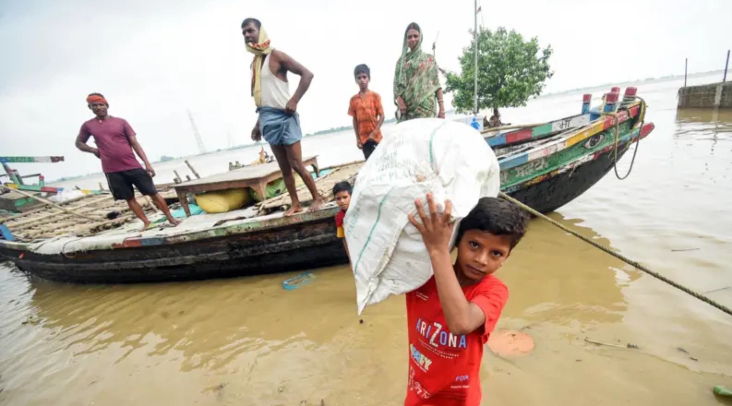 पटनाको गंगा नदीमा डुंगा पल्टिँदा दुई जनाको मृत्यु, ५ जना बेपत्ता