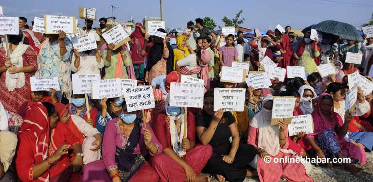 ‘गरिबलाई बाँच्न दे’ भन्दै बुटवलमा सरकारविरुद्ध प्रदर्शन (तस्वीरहरू)