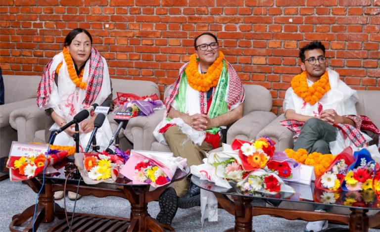 कान्सबाट फर्किएको ‘एलिफेन्ट्स इन द फग’ को टिमलाई विमानस्थलमा स्वागत