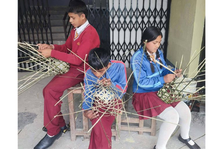 चोयाको सामग्री बनाउन सिक्दै विद्यार्थी