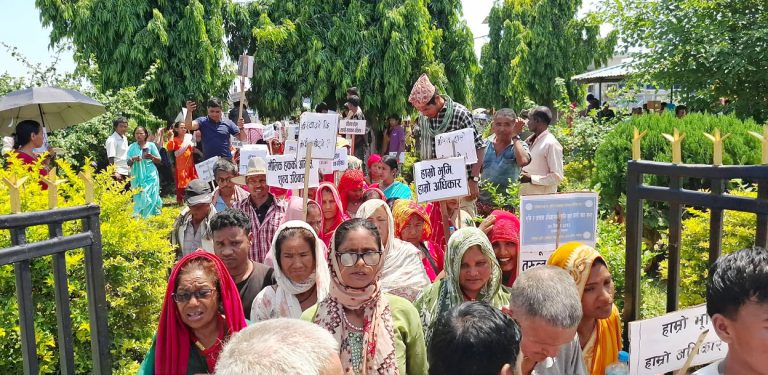 धनुषाको ढल्केबरमा सुकुमवासीको प्रदर्शन