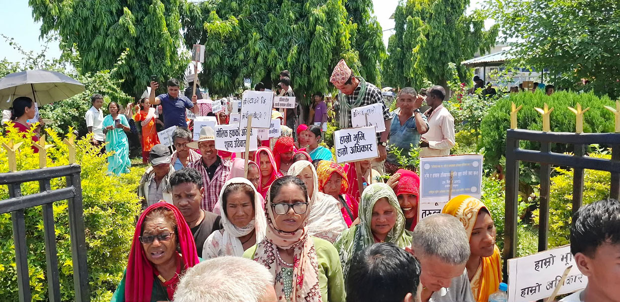 धनुषाको ढल्केबरमा सुकुमवासीको प्रदर्शन