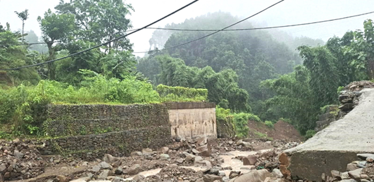 पटक-पटक म्याद थपिए पनि ७ वर्षसम्म बनेन लेदुव खोलामा पुल