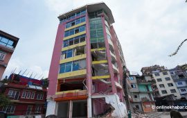 धोबी खोला छेउको सात तले घरमा चल्यो डोजर (तस्वीरहरू)