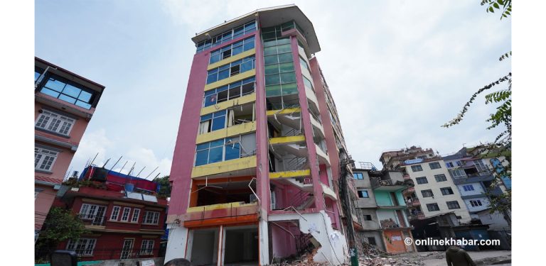 धोबी खोला छेउको सात तले घरमा चल्यो डोजर (तस्वीरहरू)