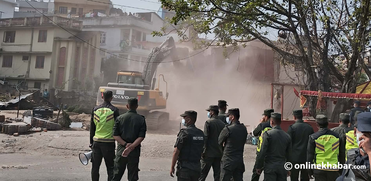 घरधनीले लालपूर्जा देखाएपछि रोकिएको डोजरले थाल्यो भत्काउन, मापदण्ड मिचेको निष्कर्ष