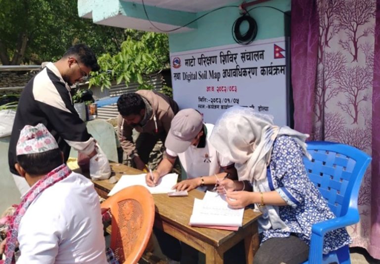 डोल्पाको माटोमा क्षारीय बन्दै, कृषकलाई माटो स्वास्थ्य कार्ड वितरण गरिने