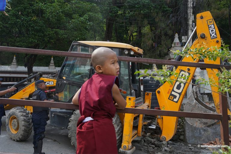 स्वयम्भु क्षेत्रमा पनि चल्यो डोजर (तस्वीरहरू)