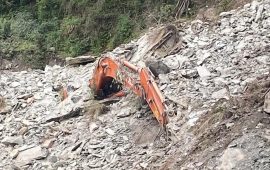 पहिरोमा डोजर पुरिँदा चालकको मृत्यु