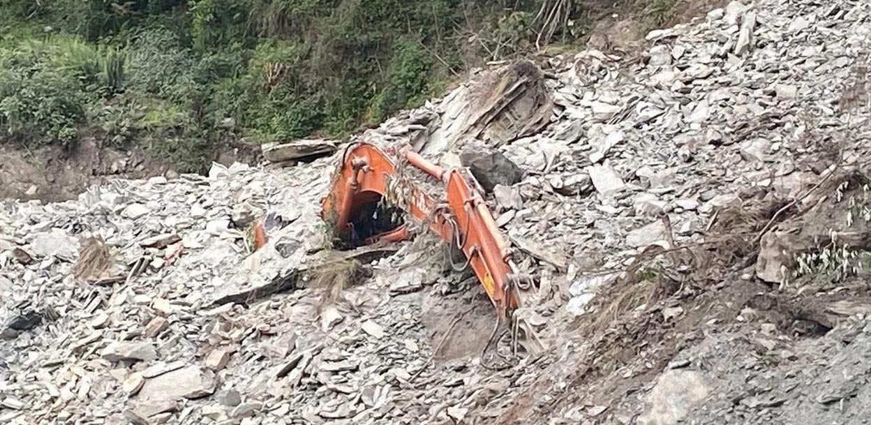 पहिरोमा डोजर पुरिँदा चालकको मृत्यु