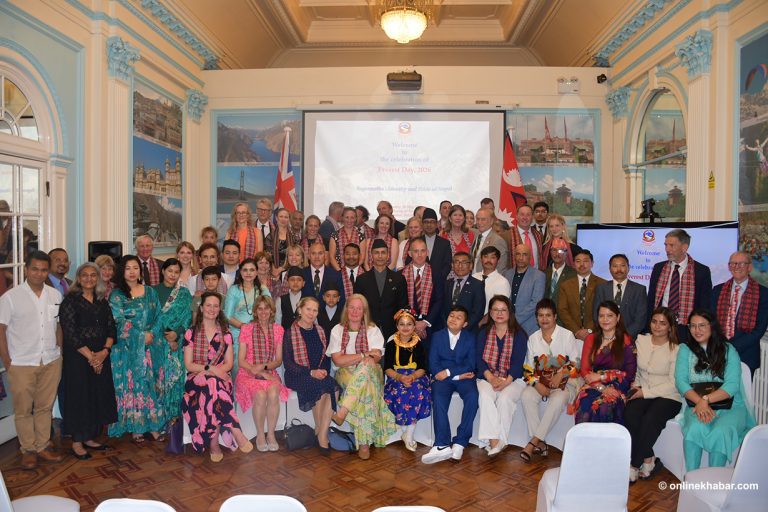 लन्डनमा यसरी मनाइयो एभरेष्ट डे, जलवायु संकटबारे चिन्ता व्यक्त (तस्वीरहरू)