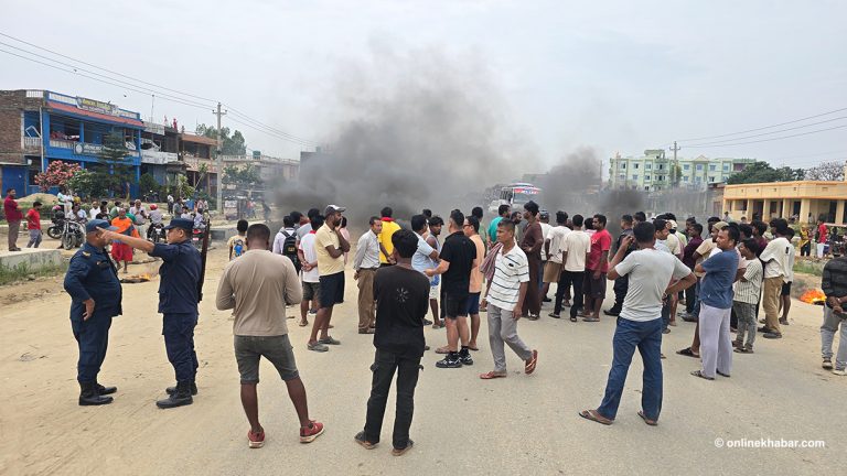 सडक निर्माणमा ढिलासुस्ती भएको भन्दै स्थानीयले गराए पूर्वपश्चिम राजमार्ग अवरुद्ध