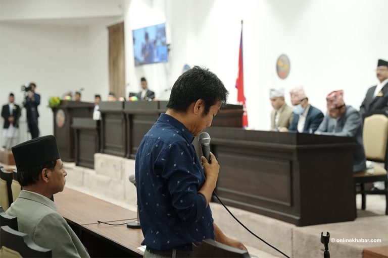 कि प्रधानमन्त्रीलाई संसद्‍मा ल्याइयोस् कि मलाई संसद्‍बाट निकालियोस् : हर्क साम्पाङ