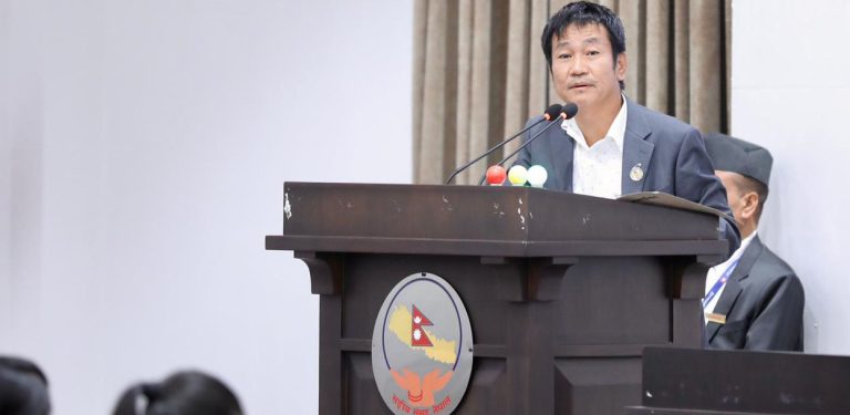 सदनमा हर्क साम्पाङको प्रश्न : ‘यो सरकारमा प्रधानमन्त्री छ कि छैन ?’