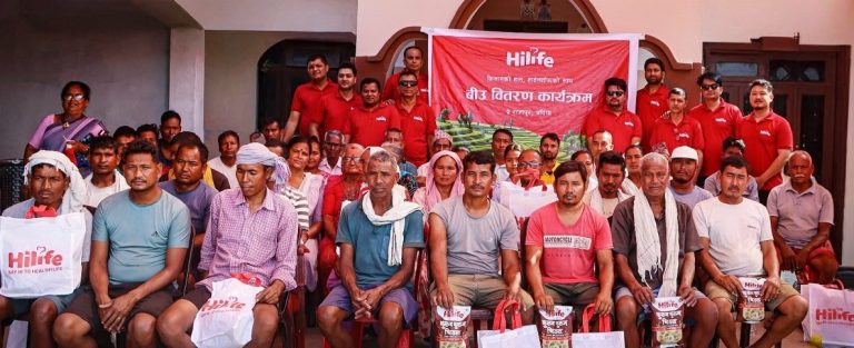 बर्दियाको गेरुवामा हाइलाइफले किसानलाई वितरण गर्‍यो मकवानपुरे धानको बीउ