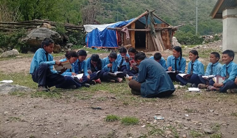 विद्यालयमा बाढीले क्षति गरेपछि सामुदायिक भवनमा पठनपाठन