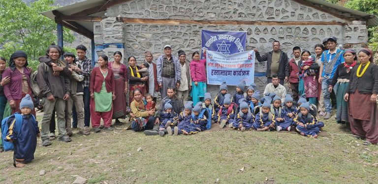 हुम्लाको बानादेव विद्यालयका विद्यार्थीले पाए नयाँ झोला र शैक्षिक सामग्री