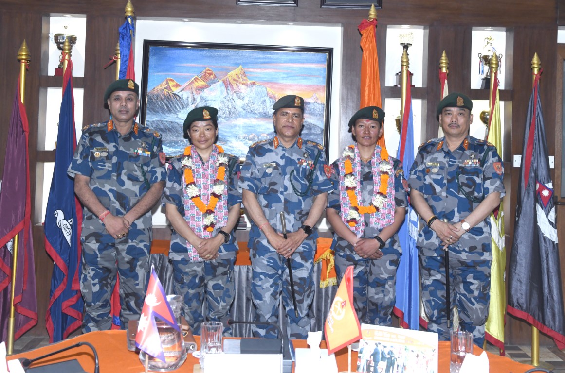 सगरमाथा र लोत्से आरोहण गरेका सशस्त्रका २ महिला कर्मचारी एक तह बढुवा