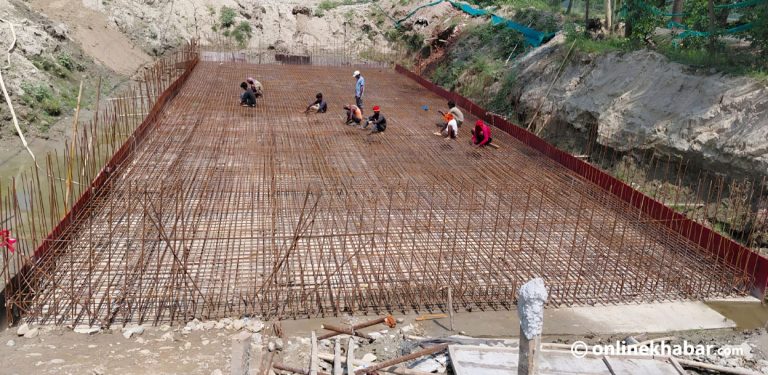 स्थानीयको अवरोधले सर्लाहीमा हुलाकी कल्भर्ट निर्माणमा ढिलाइ