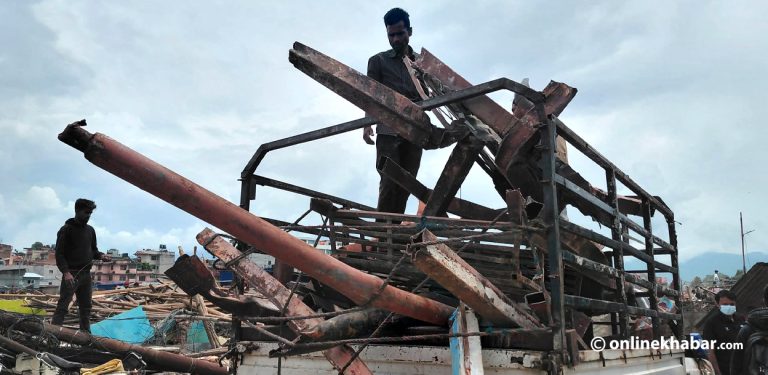 भत्किएका सुकुमवासी बस्तीबाट धमाधम फलाम उठाउँदै कवाड व्यवसायी