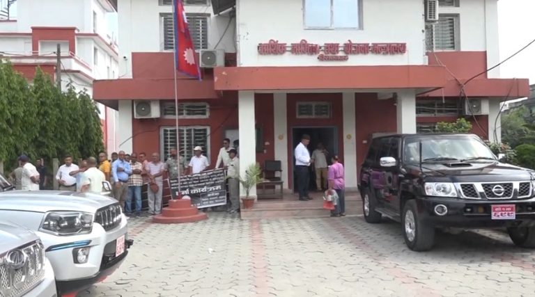 ठेक्काको मूल्य समायोजन र म्याद थप माग्दै कोशीका निर्माण व्यवसायीको धर्ना