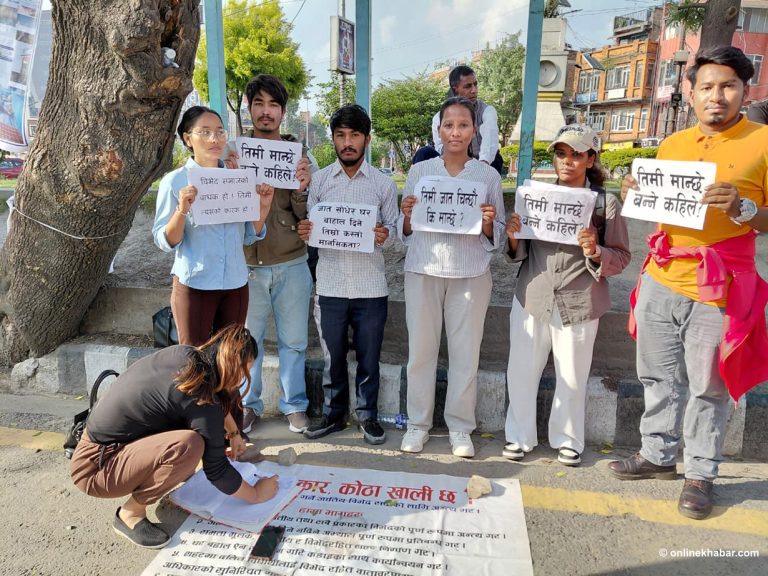 ‘सरकार कोठा खाली छ ?’ भन्दै माइतीघरमा ५४ दिनदेखि सत्याग्रह
