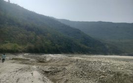 महाकालीमा भइरहेको उत्खननमा बैतडी प्रशासनको निगरानी