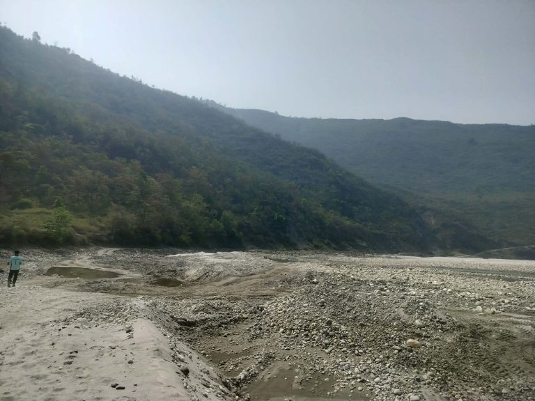 महाकालीमा भइरहेको उत्खननमा बैतडी प्रशासनको निगरानी