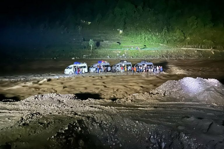 रोशीमा फसेको माइक्रोबसका यात्रुको उद्धार, डेढ सय बढी सवारी रोकिए