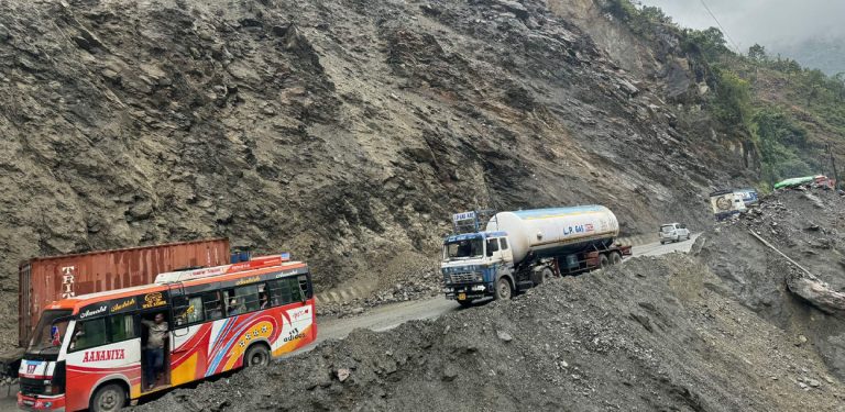 नारायणगढ-मुग्लिन खण्डमा पहिरो रोक्न ठेक्का आह्वान