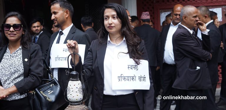 कानून व्यवसायीले गरे दिउँसै लालटिन बालेर प्रदर्शन