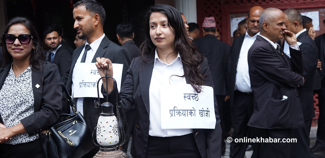 कानून व्यवसायीले गरे दिउँसै लालटिन बालेर प्रदर्शन (तस्वीरहरू)