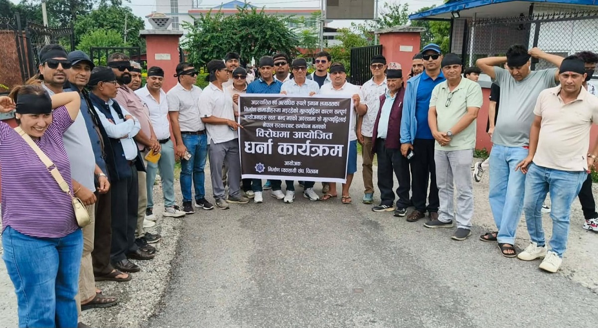 निर्माण व्यवसायीले देशभरका जिल्ला प्रशासन कार्यालयमा बुझाए ज्ञापनपत्र, आधा घण्टा धर्ना