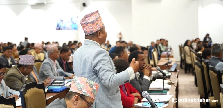 संसद्‌मा सत्तापक्ष र प्रतिपक्षबीच चर्काचर्की (तस्वीरहरू)