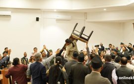 संसद्‌मा लफडा : विपक्षीले फ्याँके कुर्सी, निरन्तर वेल घेराउ (तस्वीरहरू)