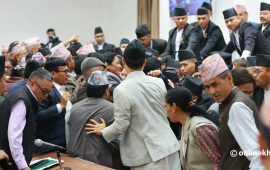 संसद्को वेलमै सत्तापक्ष र विपक्षी सांसदहरूबीच घम्साघम्सी