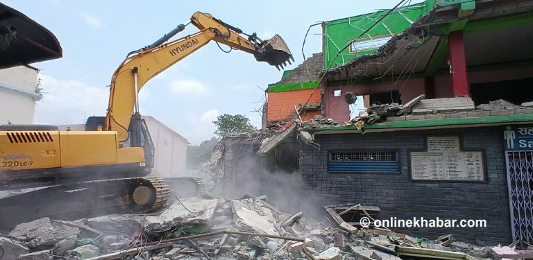 पृथ्वीचोकस्थित सरकारी जग्गामा बनेका संरचनामा चल्यो डोजर (तस्वीर)