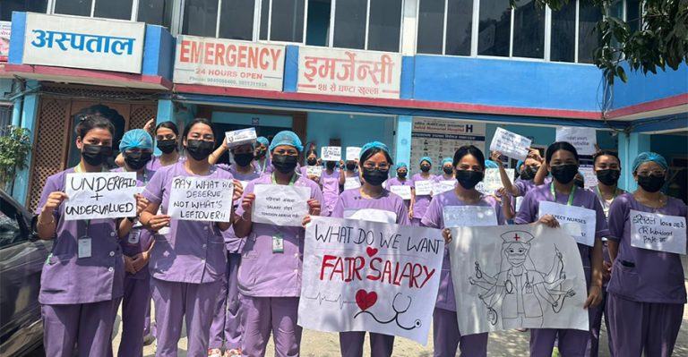 शहीद मेमोरियल अस्पतालका स्वास्थ्यकर्मी सेवा छोडेर आन्दोलनमा