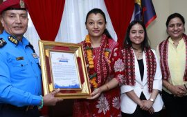 पेस्तोल ताकेका लुटेरालाई प्रतिकार गर्दै लखेट्ने महिलालाई आईजीपीले गरे सम्मान