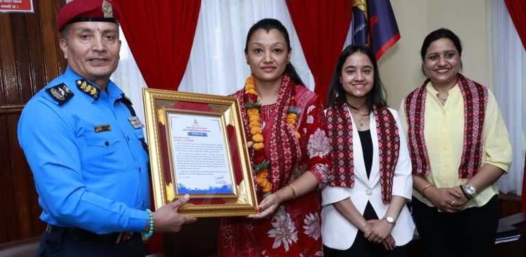 पेस्तोल ताकेका लुटेरालाई प्रतिकार गर्दै लखेट्ने महिलालाई आईजीपीले गरे सम्मान