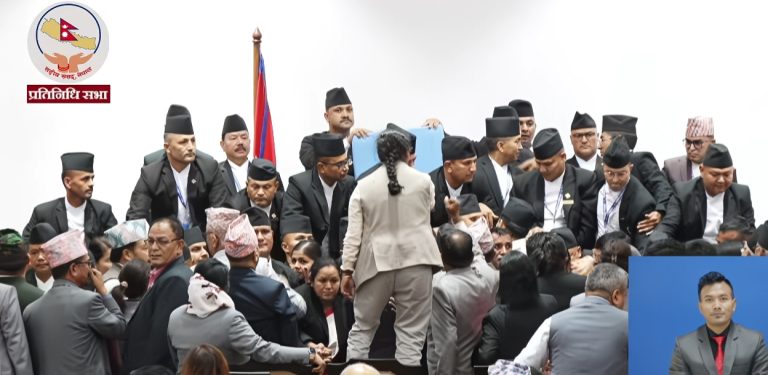 संसद्‌मा लफडा : सभामुखको आसनमै पुगे विपक्षी सांसद