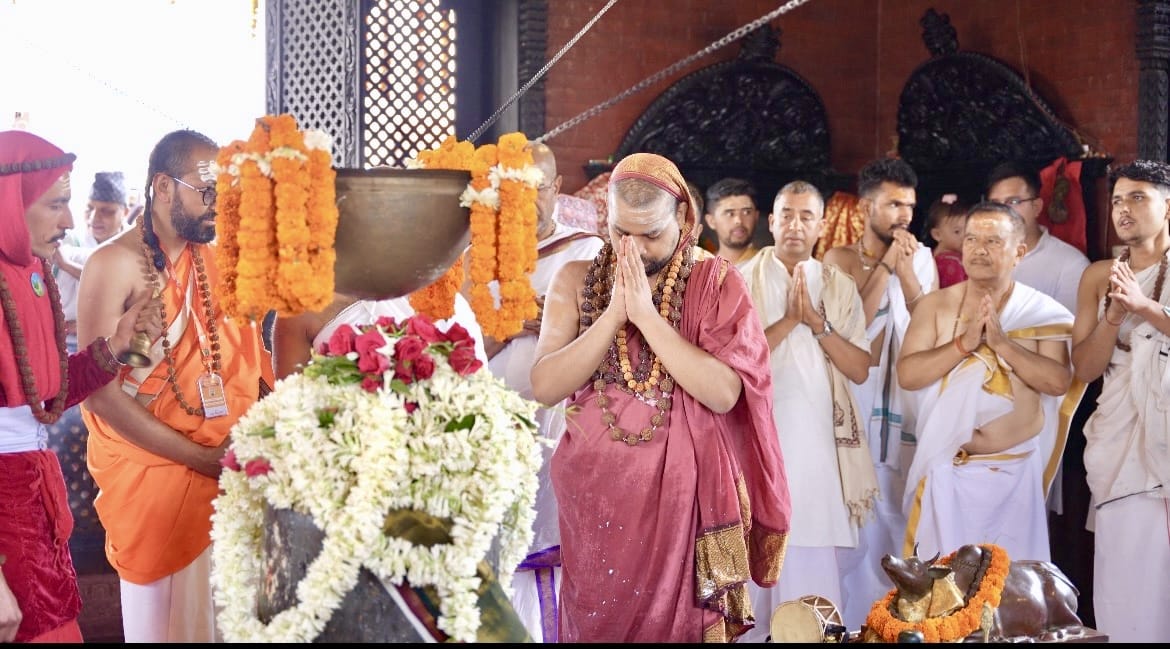जगद्गुरु शंकराचार्य विधुशेखर भारतीद्वारा चन्द्रागिरिस्थित भालेश्वर मन्दिरमा पूजा अर्चना