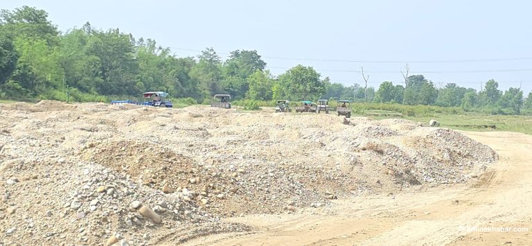 सिरहाका सामुदायिक वन क्षेत्रबाट अनियन्त्रित उत्खनन् (तस्वीरहरू)
