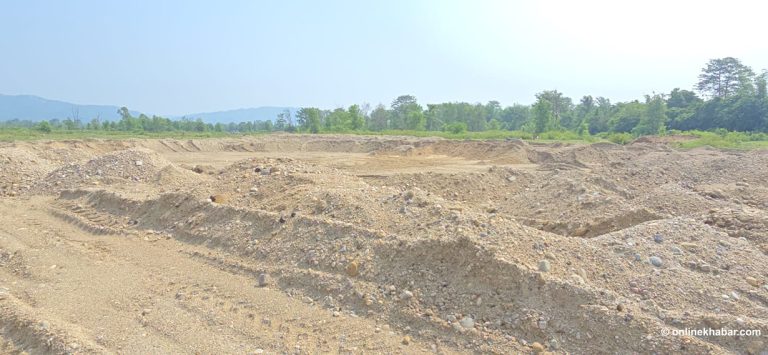 सिरहाका सामुदायिक वन क्षेत्रबाट अनियन्त्रित उत्खनन् (तस्वीरहरू)
