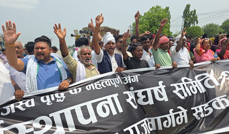 छोटी भन्सार खारेजी निर्णयविरुद्ध सिरहाको जिरोमाइलमा प्रदर्शन